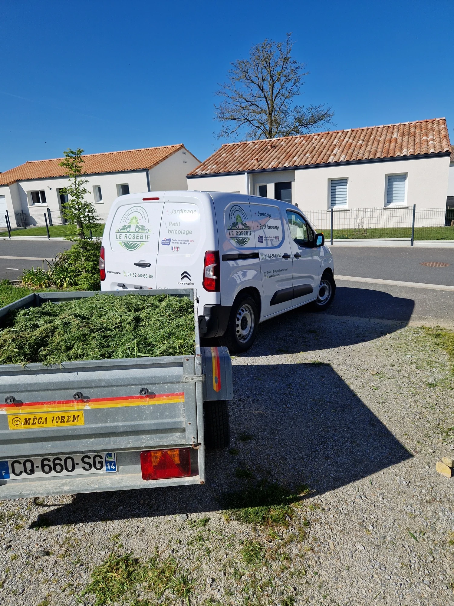 Camionnette électrique Le Rosebif et remorque de déchets verts dans un lotissement vendéen