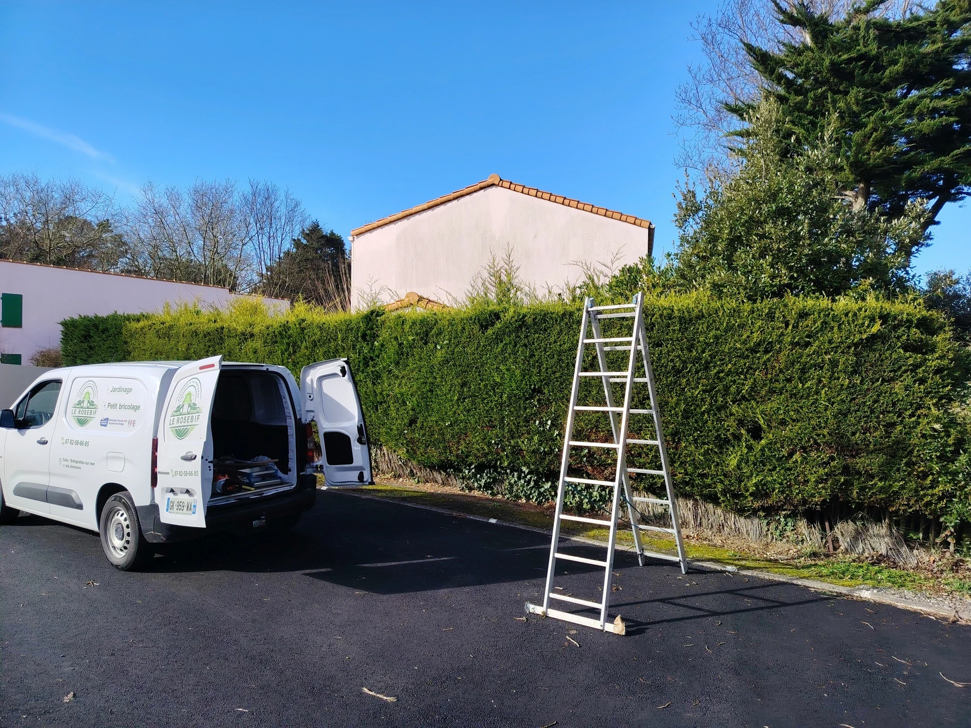 Ma camionnette électrique Le Rosebif en intervention pour une taille de haie sur le littoral vendéen