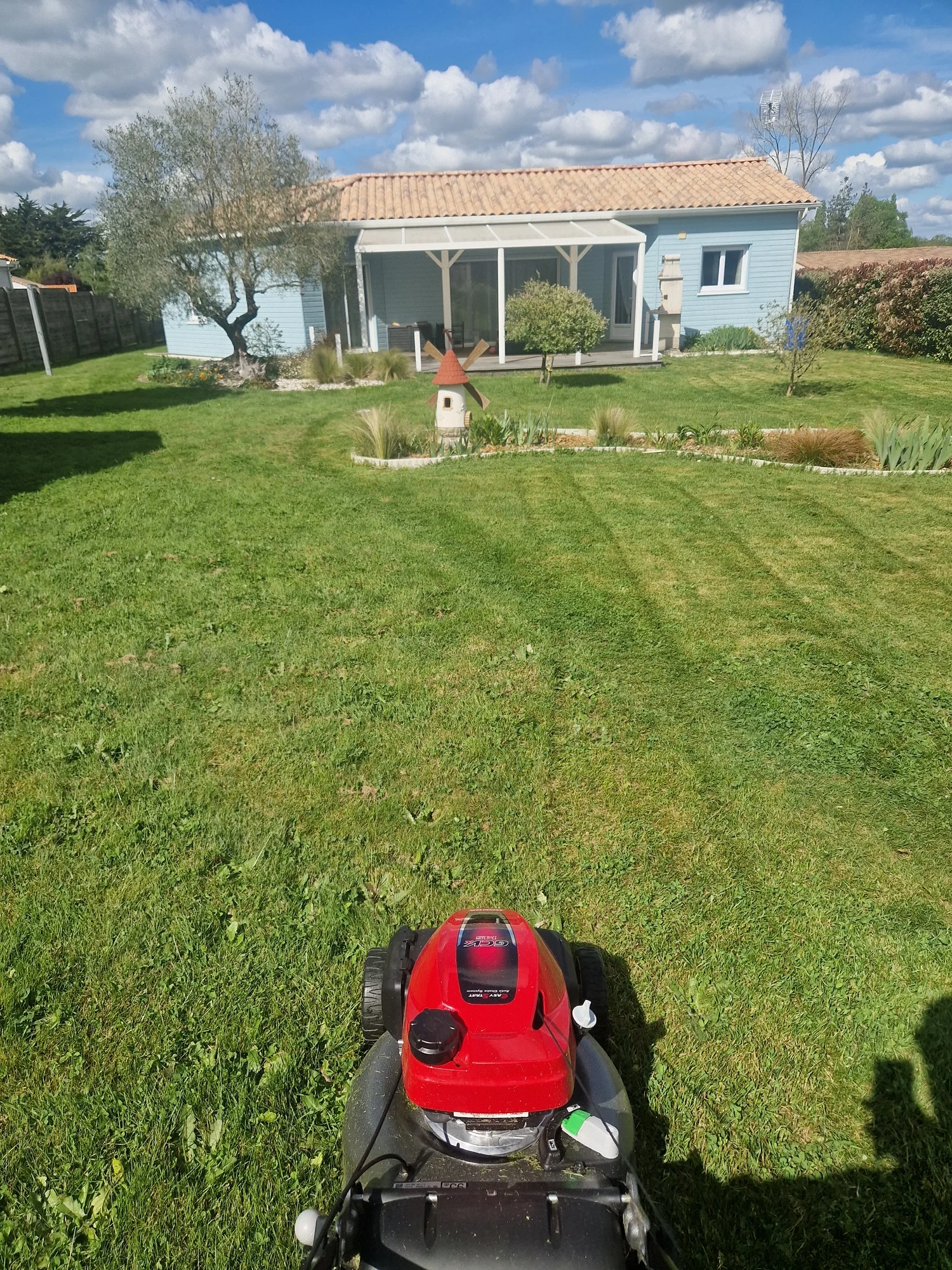 Pelouse tondue en rayures nettes devant une maison en Vendée — finition signature Le Rosebif